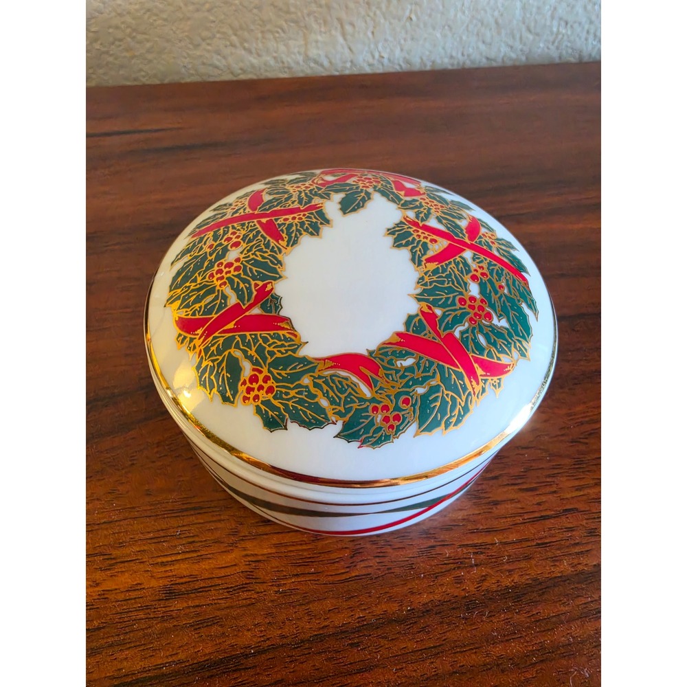 Tiffany & Co Cunard 1995 Holiday Wreath Porcelain Trinket Box Japan Gold Trim